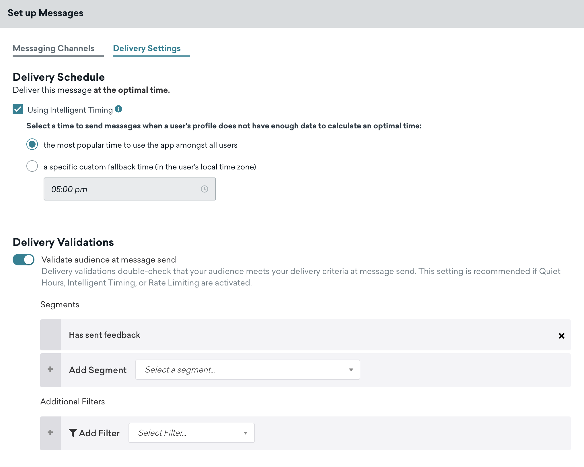 Onglet Paramètres de livraison pour les paramètres de lu composant de message. Les heures calmes sont activées et la case pour l’utilisation de Timing Intelligent est cochée pour envoyer le message à une heure optimale. Les validations de distribution sont activées pour confirmer l’audience lors de l’envoi du message.