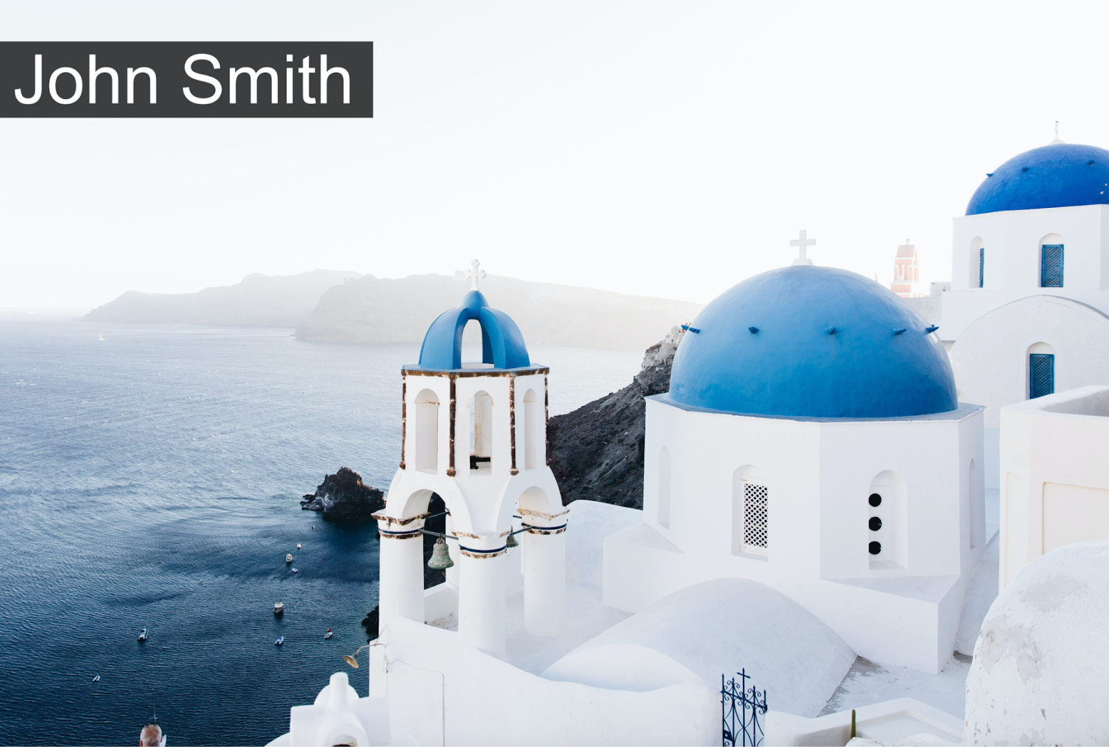 Une église blanche avec un toit bleu surplombant la mer, en haut à gauche de l'image les mots "John Smith" sont imposés sur un grand rectangle foncé opaque.