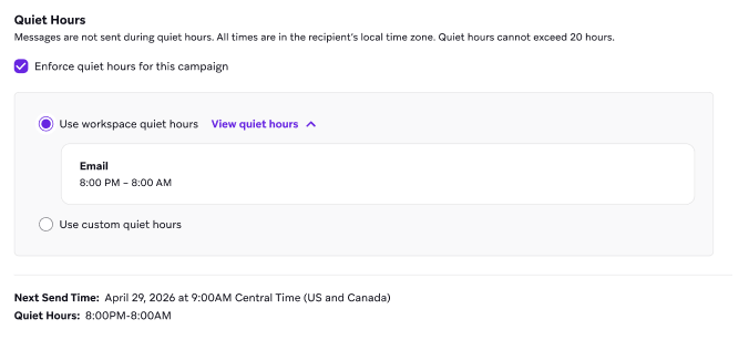 La section Heures calmes d'une campagne avec l'option Appliquer les heures calmes pour cette campagne sélectionnée, Utiliser les heures calmes de l'espace de travail sélectionné, et la fenêtre e-mail de l'espace de travail de 20h00 à 8h00 développée.