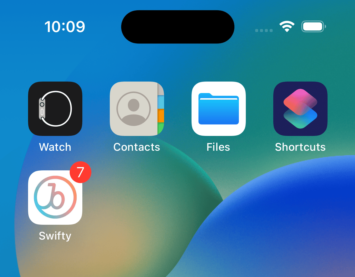 Braze のサンプルアプリ Swifty が表示された iPhone のホーム画面には、赤いバッジで数字の7が表示されている