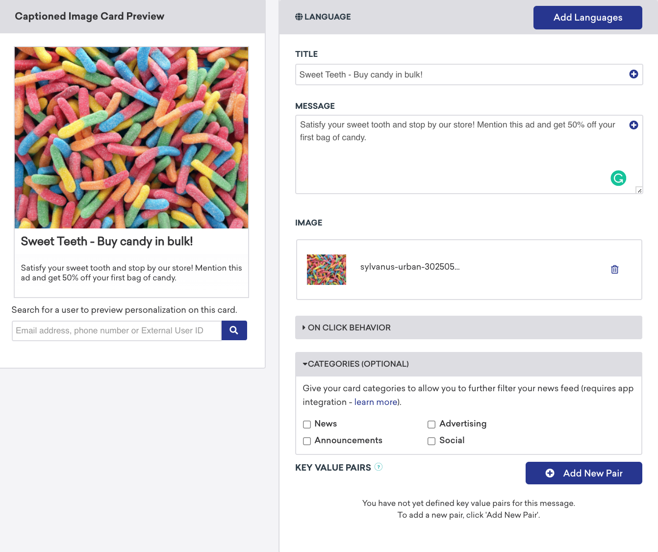 O painel do Feed de notícias com uma prévia do cartão de imagem legendada para um item do Feed de notícias intitulado "Sweet Teeth - Buy candy in bulk!" (Dentes doces - Compre doces em massa!) com a mensagem "Satisfaça sua vontade de comer doces e passe em nossa loja! Mencione este anúncio e ganhe 50% de desconto em seu primeiro saco de doces." Há quatro caixas de seleção de categorias do Feed de notícias: Notícias, anúncios, publicidade e social. Nenhuma das categorias é selecionada.