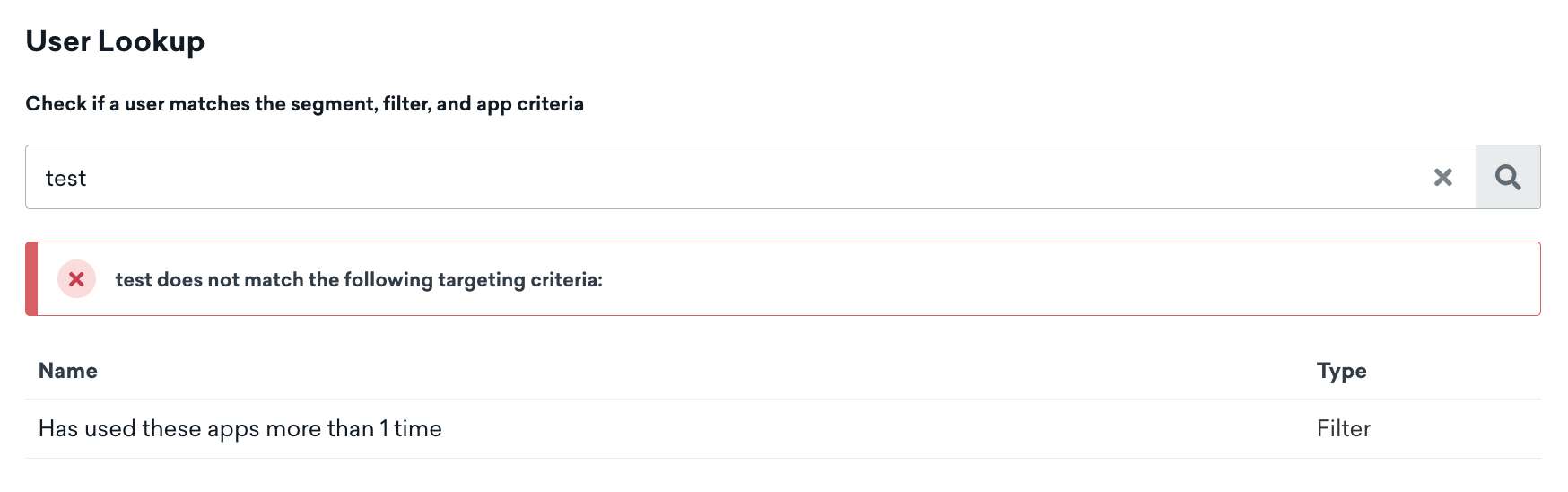 Uma pesquisa de usuário de "user1234" dispara um alerta dizendo: "user1234 não corresponde aos seguintes critérios de direcionamento:" e exibe dois critérios ausentes: uma posse maior que um ano e hoje ser um aniversário.